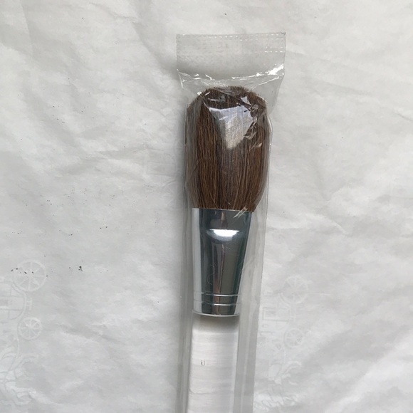 Clinique makeup face brush - Picture 3 of 5